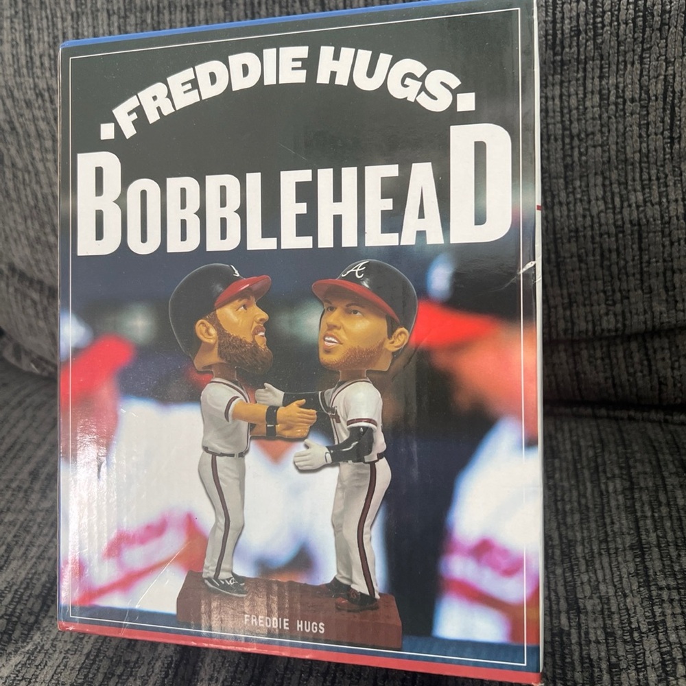 FREDDIE (FREEMAN) HUGS / ATLANTA BRAVES - BOBBLEHEAD SGA -BRAND NEW STILL IN BOX